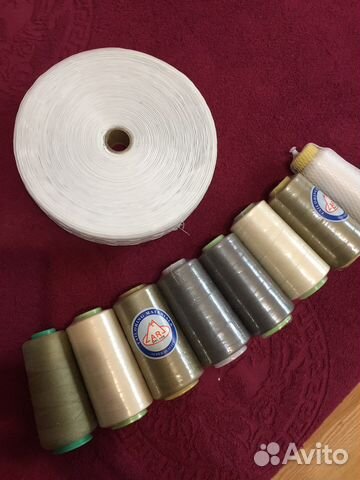 Лента для штор, бобины ниток и ножницы