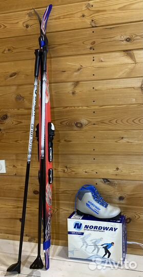 Лыжи с ботинками и палками