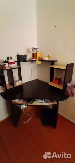 Угловой письменный стол с полками