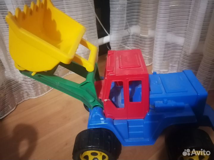 Игрушка трактор большой