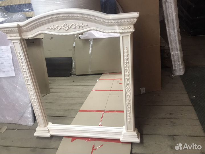 Настенное зеркало