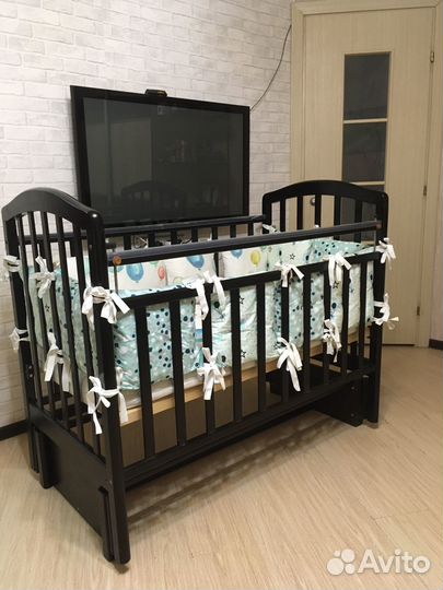 Кроватка-маятник венге, с набором подушечек