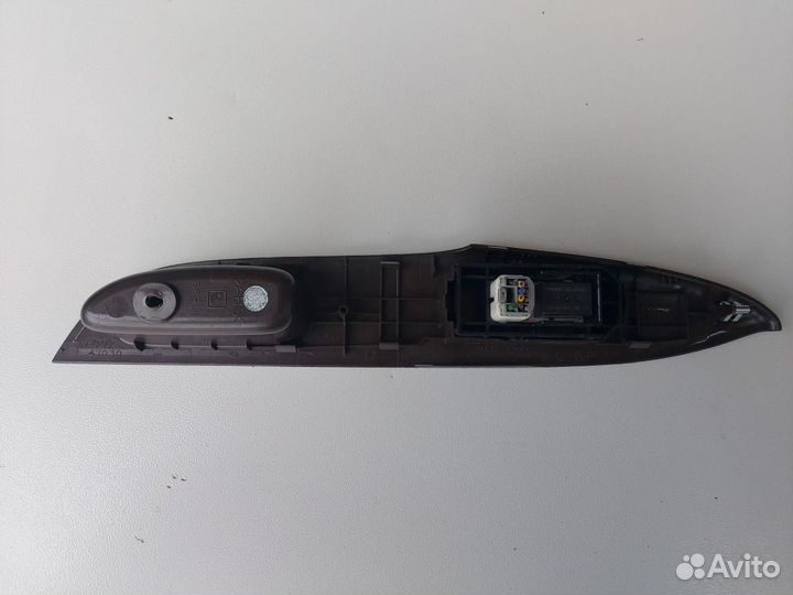 Кнопка стеклоподъемника двери задней левой Toyota