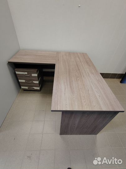 Стол офисный угловой с тумбой