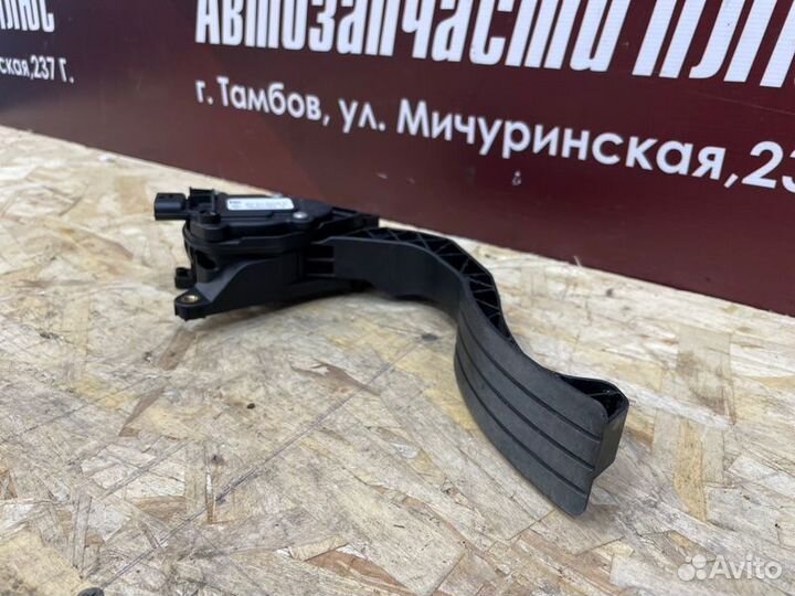 Педаль газа Renault Logan