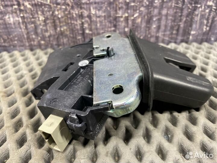 Замок крышки багажника Audi A4 B7 BFB 2006