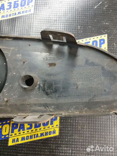 Рамка противотуманной фары левой Opel Astra