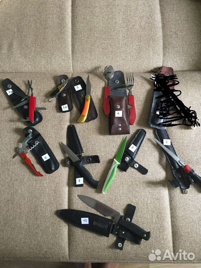 Разные ножи в кожаных чехлах