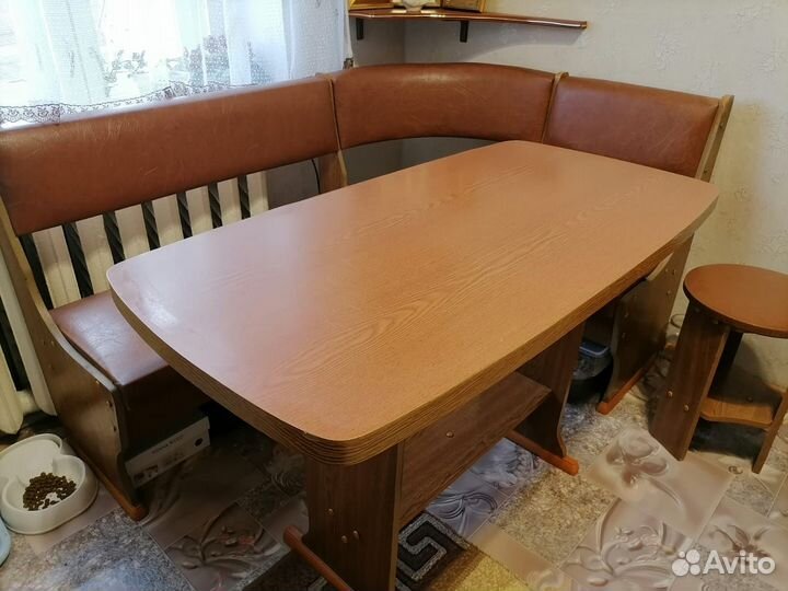 Продаётся кухонный уголок со столом и стульями