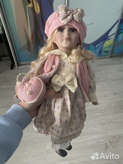 Кукла фарфоровая