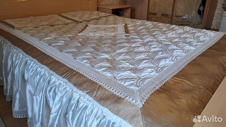 Покрывало (200х140-160) и 3 наволочки новые.Турция