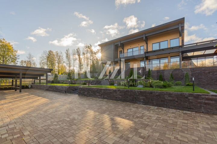 Дом 435 м² на участке 21 сот.