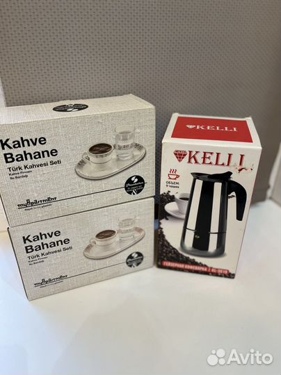 Гейзерная кофеварка и чашки