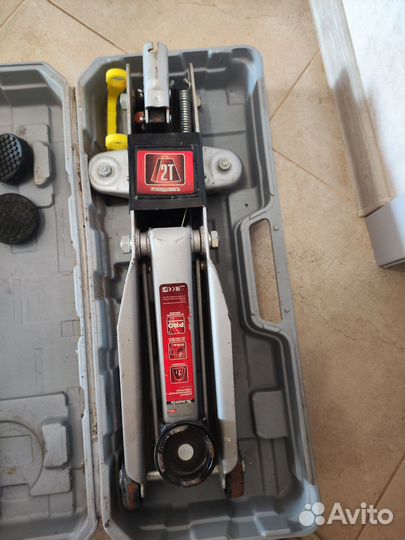 Домкрат подкатной 2 т