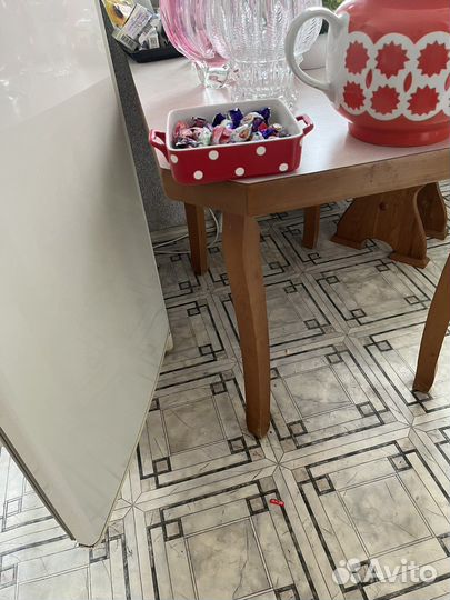 Чайник большой, чашки с блюдцами в горошек