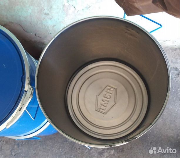 Ведро с крышкой на хомуте