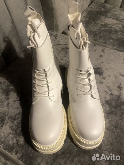 Ботинки белые