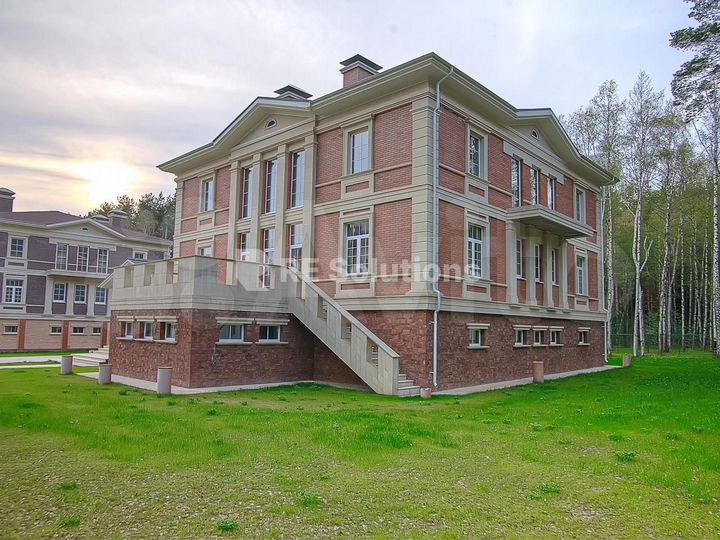 Дом 1100 м² на участке 23 сот.