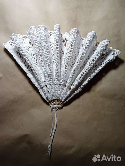 Вязаный веер ручной работы