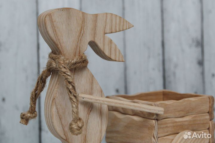 Новогодний декор заяц с тележкой (массив ясеня)