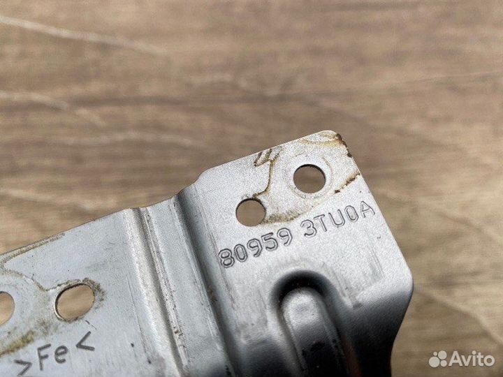 Кронштейн передний левый Nissan Teana L33 QR25DE