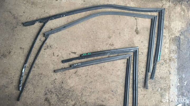 Уплотнительная резинка рамки двери Audi 80 100С3