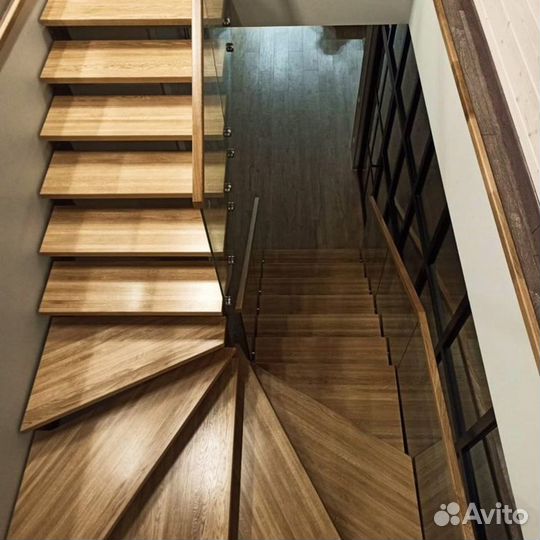 Деревянная межэтажная лестница на заказ в дом за 1