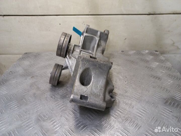 Кронштейн генератора Volkswagen Golf 4 1.4