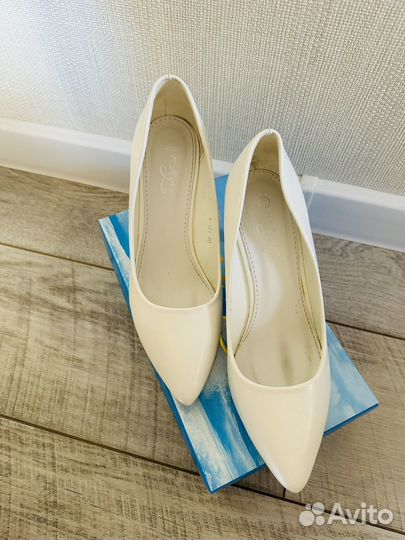 Туфли женские 39 40 белые