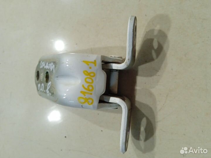 Петля двери(передняя правая верхняя)