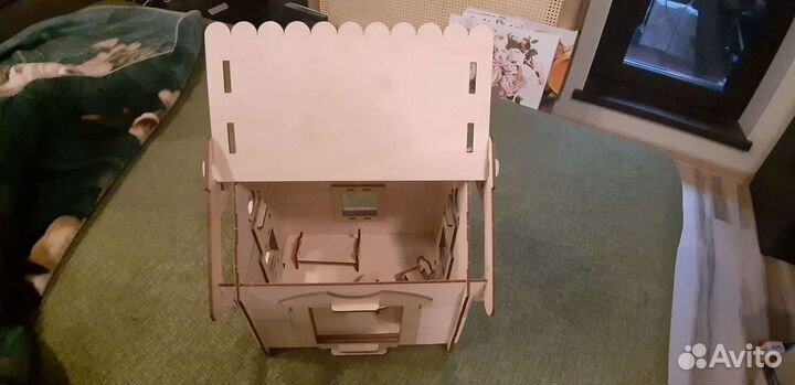 Деревянный кукольный домик