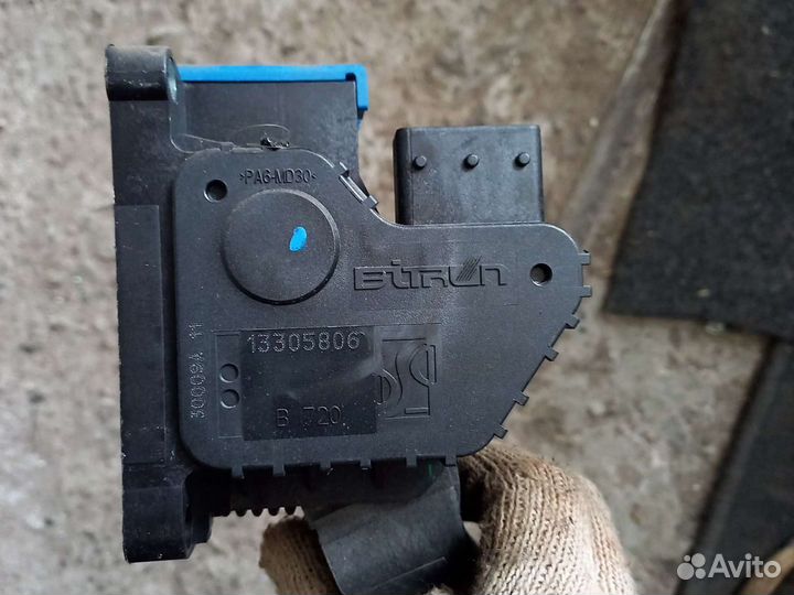 Электронная педаль газа Opel Corsa D 1.2 2010 год