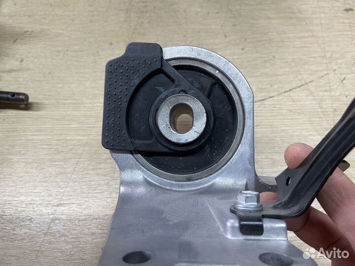 Опора двигателя левая Toyota Rav4 XA50