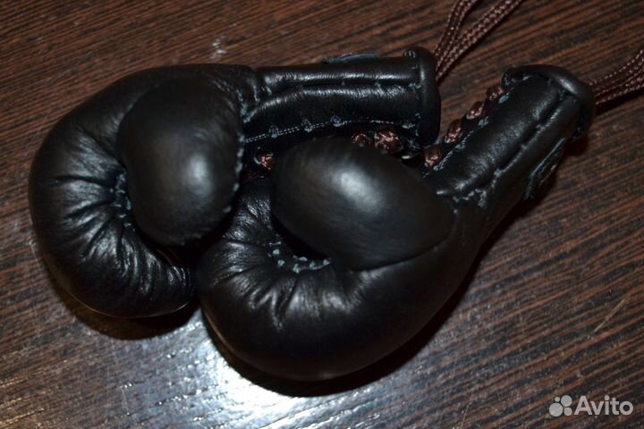 Черные сувенирные боксерские перчатки в авто 10 OZ