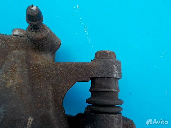 Тормозной суппорт передний левый toyota Auris (E15