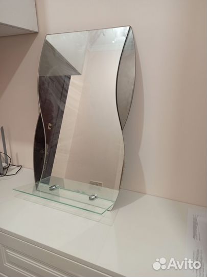 Зеркало в ванную с полочкой