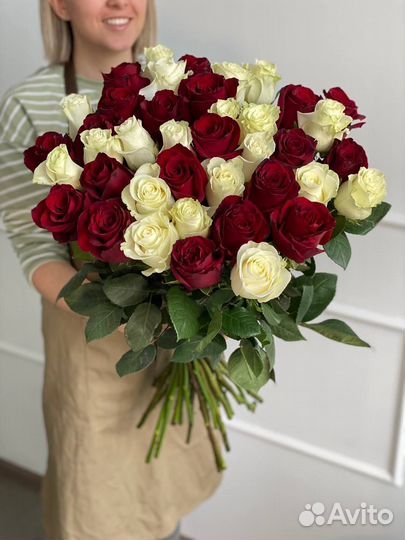 Розы бело-красные 15,25, 51 и 101 шт. 60 см