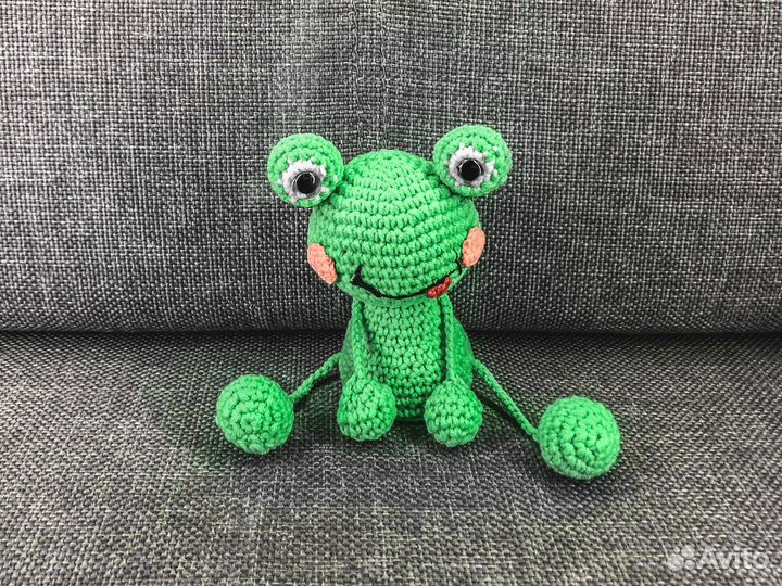 Вязанная игрушка лягушка