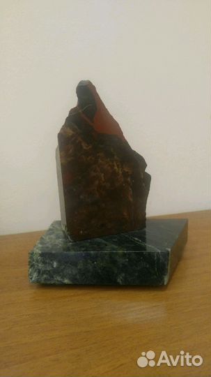 Скульптурная композиция из яшмы