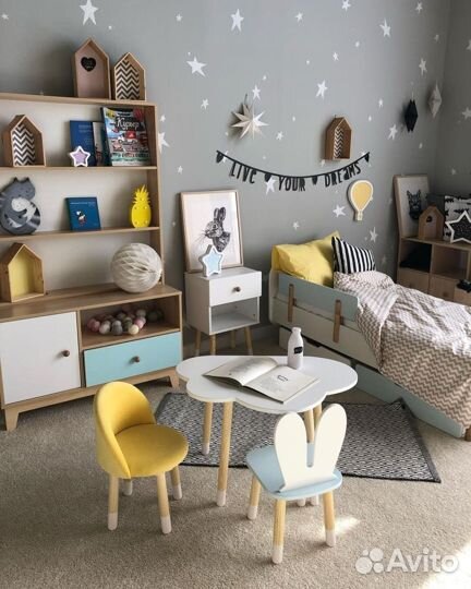 Детский стол и мягкий стул