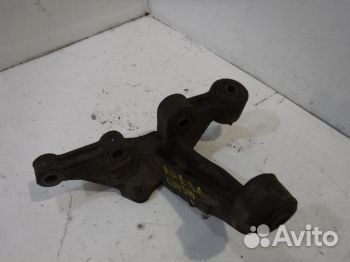 Кулак задний левый Тойота