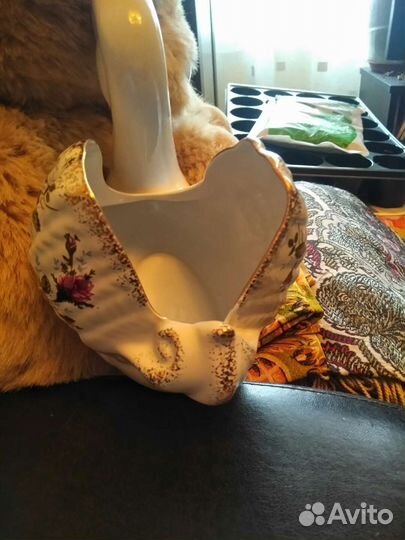 Большая фарфоровая статуэтка - ваза