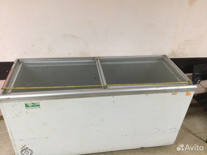 Холодильная витрина и морозильник