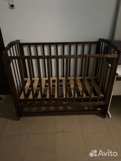 Детская кроватка с маятником