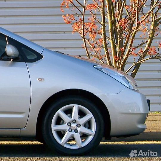 Крыло переднее правое в цвет Toyota Prius XW20