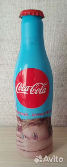 Бутылка и стаканы Кока-кола го