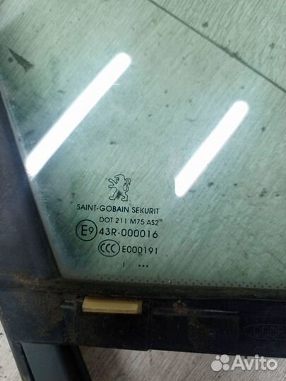 Форточка передней правой двери Peugeot 308