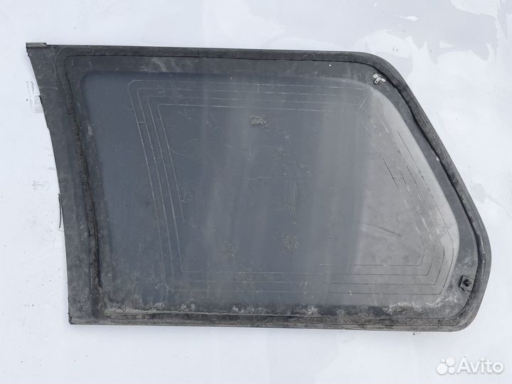 Стекло багажника правое Mitsubishi Chariot