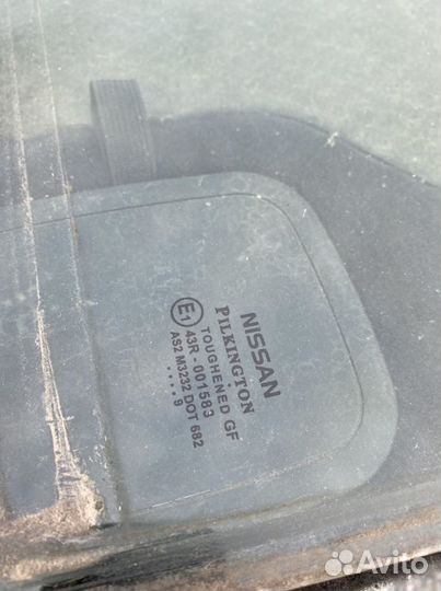 Стекло nissan note e11 левое заднее