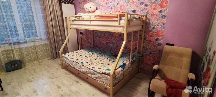 Двухъярусная кровать с матрасами и чехлами